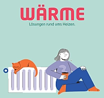 Eine Frau sitzt mit einer Tasse in der Hand an einer Heizung. Auf der Heizung liegt eine Katze.